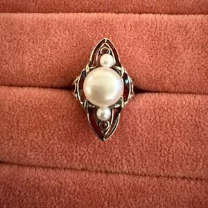 Elegant Silver and Pearl Ring